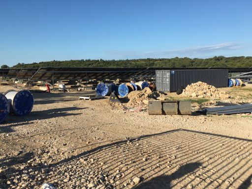 Chantier de construction d’une centrale photovoltaïque au dessus de Caveirac, sur le site de l’ancienne décharge