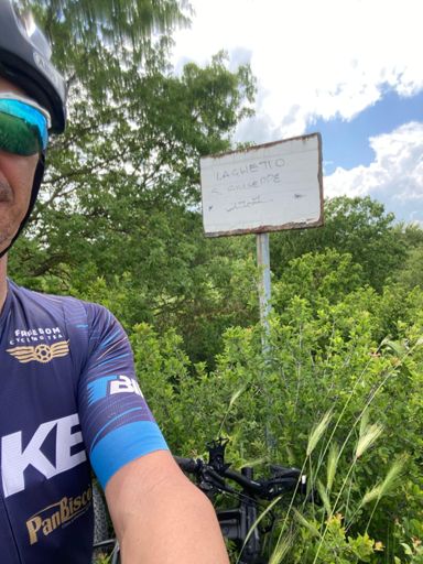 GUARLAMANNA - Laghetto di San Giuseppe 
Guarlamanna nacque un piccolo borgo formato da nove casette coloniche. La scelta del territorio dove costruire ricadde su questa località (detta anche San Giuseppe) per la presenza di avvallamenti, dove il calcare era ricoperto da sabbie e argille, perché queste generavano una naturale forma di impermeabilizzazione del suolo, che impediva l’infltrazione delle acque nel sottosuolo. In questi luoghi in presenza di precipitazioni si generavano laghetti carsici superfciali dalla vita variabile a seconda dell’acqua accumulata, bene molto prezioso per l’attività agricola e pastorale del luogo.
La denominazione "Guarlamanna" deriva, in realtà, da "Gurio Lamanna", un bacino carsico a forma di stemma situato nell'altopiano delle Murge. La forma "Guarlamanna" sarebbe una semplificazione impropria di "Gurio Lamanna". Questa area è famosa per la presenza di avvallamenti dove il calcare è coperto da sabbie e argille, creando una naturale impermeabilizzazione che impedisce l'infiltrazione delle acque. 

