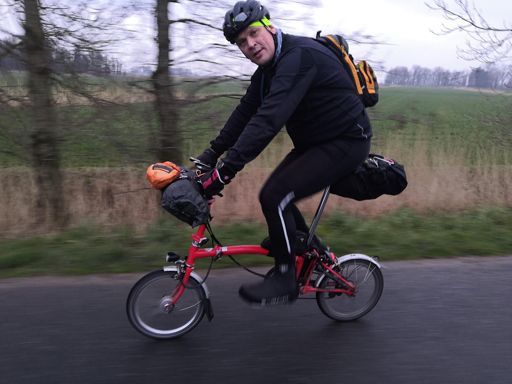 Joas ist super schnell mit seinem Brompton unterwegs!