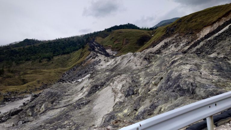 ここ、あちこち硫黄が噴出した跡があって、硫黄臭もかな〜り濃い😨