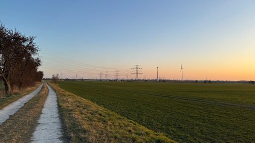Abendorange prägt den Horizont an diesem Freitag „hoch oben“ in Lindenberg.