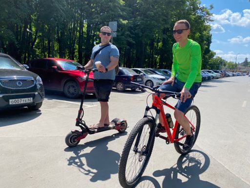 Самый умный, на самокате😀