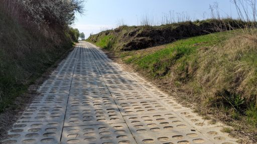 Myślisz - będę cwany, pojadę między płytami, tam gdzie najrówniej. Duma, duma, duma. Ale od czasu do czasu jedna płyta jest niżej i jeśli akurat na niej jesteś, i dotkniesz tej wyżej, to uczucie jakbyś liznął koło. Wielkie emocje.