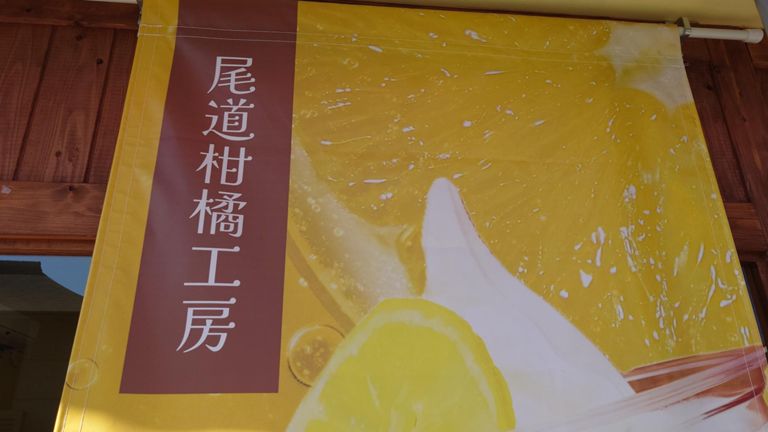 信号待ち中に人が多い通りを見つけてちょっと寄り道。 こちらで小休憩。