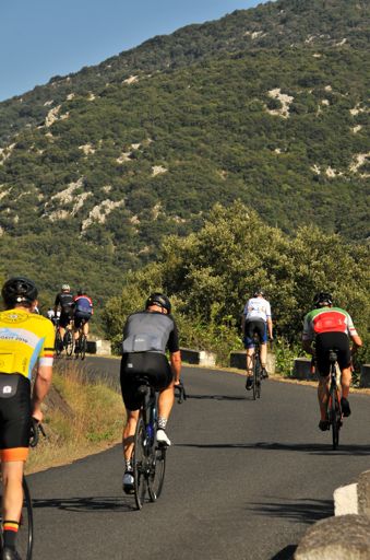 Het peloton trekt zich op gang voor de Col de Saint Louis.