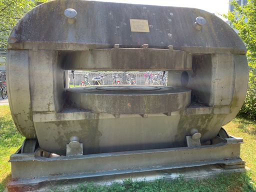Kein Lochstein, sondern der ehemalige Elektromagnet des ersten Cyclotrons an der ETH.