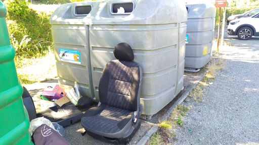 On aurait des containers à sièges auto Aujourd'hui ? Que va t-il laisser à ses enfants celui-là ? 😡