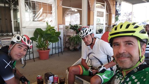 Tomando una coca cola ....para protegernos un poco del huracán...