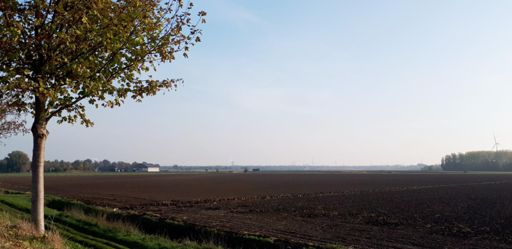 In de verte de contouren van industrieterrein Moerdijk... ook vanuit de Hoeksche Waard goed te zien!