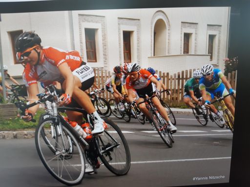 ganz rechts, gelbes Rad Pogacar