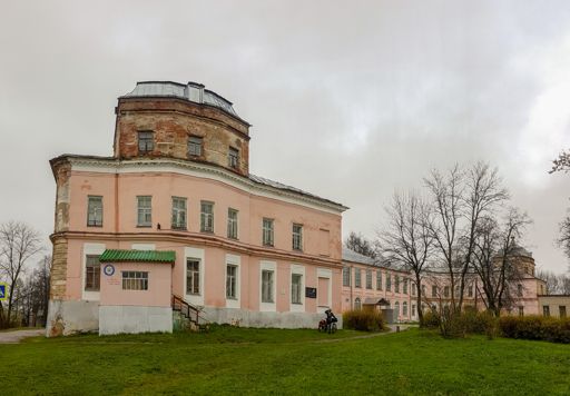 Усадьба Свиньиных- Козловских XVIII в. в Смоленском. Сейчас в этом здании находится школа.