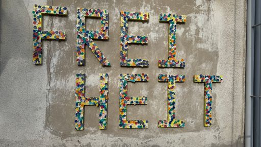 Bedeutender den je - gerade in diesen unruhigen Zeiten. Fotografiert habe ich diesen Schriftzug an der Gedenkstätte Hohenschönhausen, dem ehemaligem Stasi-Gefängnis in der Genslerstraße.