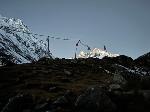 Larkya Pass pri východe slnka