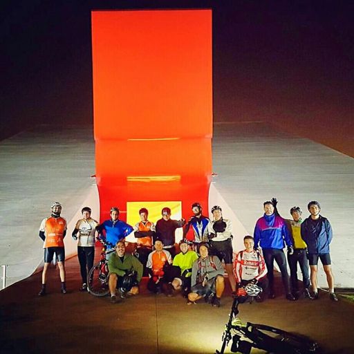 Magreleiros em frente ao auditório do Ibirapuera.