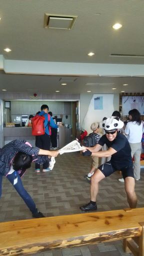 Toshiko「放せー！！」                                                     女性「あんたこそ 放しなさい！！」