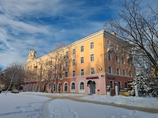 В этом доме мы снимаем квартиру.