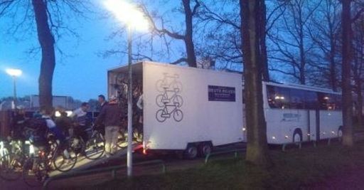 Om 5.45 uur fietsen in de trailer hangen.