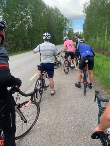 Lite mekaniska problem längs vägen. En växelvajer gick av.