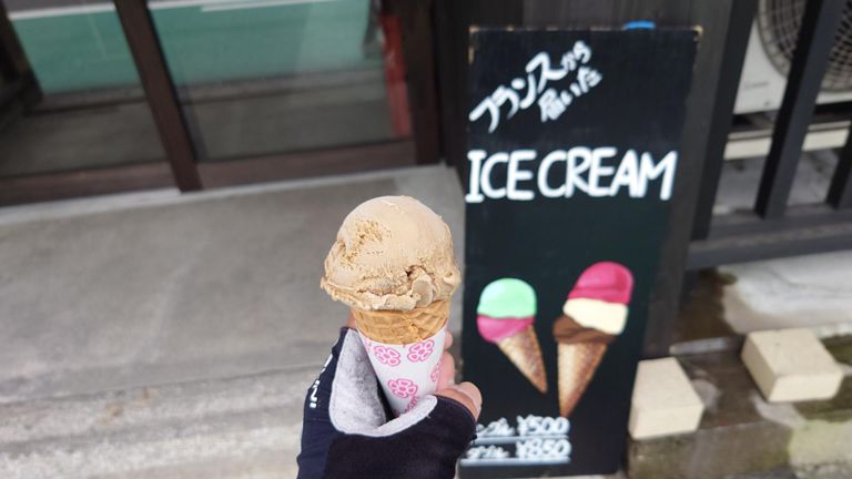 ちらっとアイスの看板が目に入ったので急ブレーキ＆Uターン!　エスプレッソのアイスをシングルで注文、コーヒーの風味がよく美味しかった♪