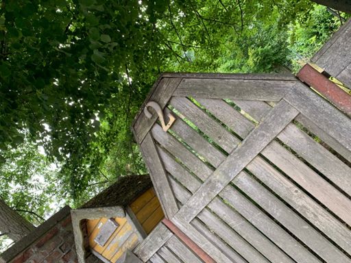 Kurz mal in Börnicke unter einer Linde warten, bis der Regenschauer durchgezogen ist. Dann geht‘s weiter nach Bernau...