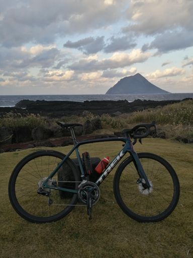 八丈小島を背に