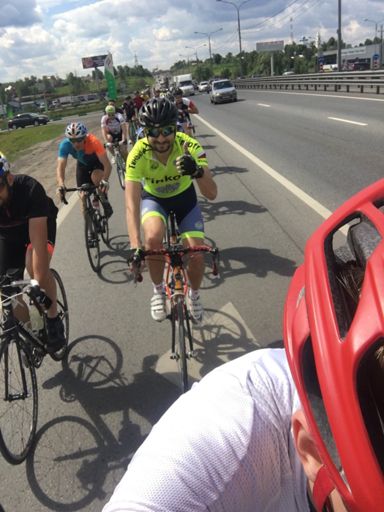 около 35 лиц на велосипедах