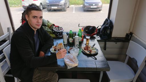 На холоде оголодали.
На 28 км трека шашлык тоже неплох, но дороже, чем в ресторане на Дмитровке.
Зато есть "Киликия".