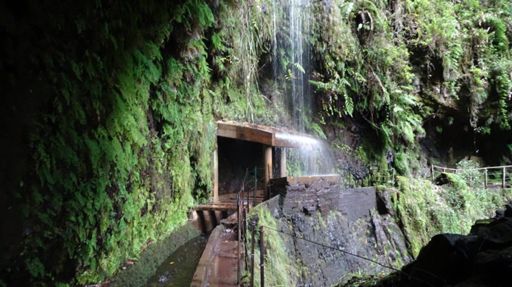 Wasserfall mit etwas Schutzdach