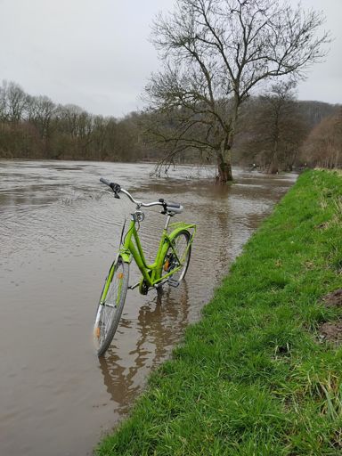No estoy rodando por el río, el río tapa el carril bici!!