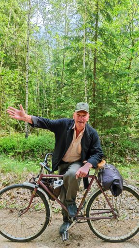 Позитивный и общителбный дед ехал в сторону Юга. Расказал мне про олимпийский резерв. У него юный внук, велосипедист и сам он в молодости увлекался ездой на спорт шоссе :)  Просил меня отправить фото по вайберу ему, но вот незадача, я им даже никогда не пользовался. Кто-нибудь вайбером ещё пользуется? И комары жрут, в общем не отправил.