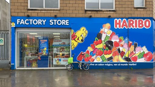 🎶 You load sixteen scoops, what do you get?
Another day older and deeper in debt.
Saint Sweeter, don't you call me, ’cause I can’t go:
I owe my soul to the Haribo store. 🎵

(vrij naar George S. Davis / Merle Travis / Tennessee Ernie Ford)