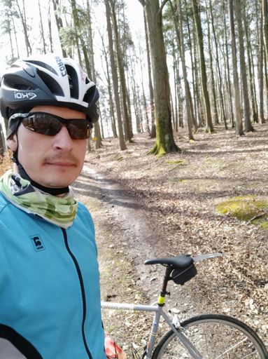 Aspoň že v přírodě na ty šátky serem 😄