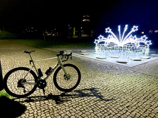 Fontánku v Nymburce přikryli vánoční výzdobou.