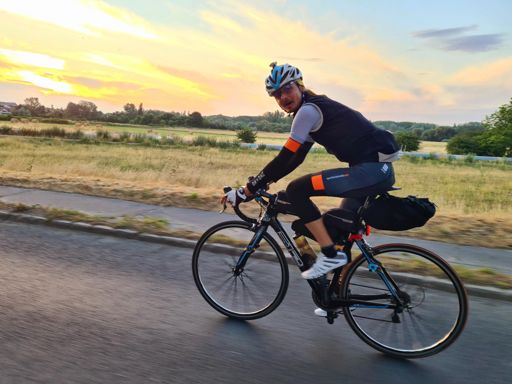 Petrik Csabi jött velem Óbudától Aszódig. Pedig korán indultam! Köszönet a fotókért meg a társaságért! :)