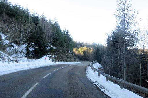 Montée à Lalouvesc, côté col Robert Marchand. La neige fait son apparition sur les bas-côtés ❄