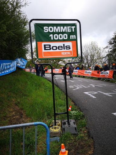 Only 1000! No mention of the wall you have to climb. Pic taken on the day of the race.