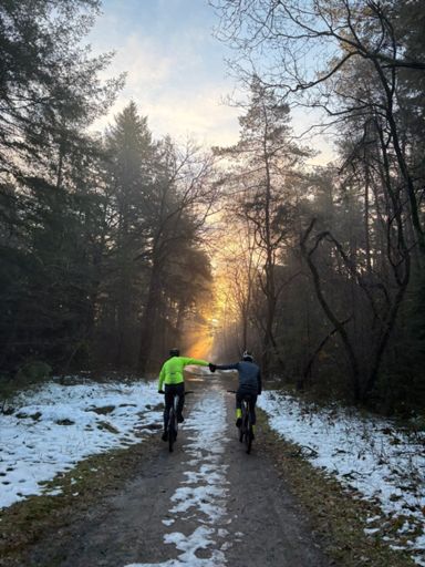 Hand in hand kameraden. 