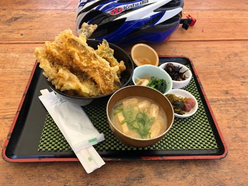 昼食、ガッツリいってしまった…。岩魚天丼美味しかったー(^^)でも、消化悪く、午後のライドはつらかった…😭