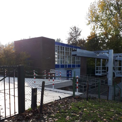 Aan het einde van de weg naar mijn tweede vakje stond een, verlaten, dijkhuis/gemaal. Twee hekken en een behoorlijk lang stuk door een weiland stonden tussen mij en het vakje...