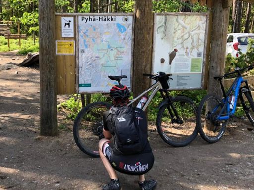 Tuossa oli vielä kotimatka edessä ja mittarissa n. 40 km ja rapiat ja juomat lähestulkoon loppu. Piti pyytää Pyhältä häkiltä voimia. Ei muuten antanut...