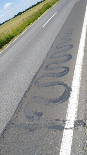 Gdy naprawiasz asfalt i lubisz tę robotę : KAŻDA łata na trasie Szczekociny-Nakło ma ogonek 🤪