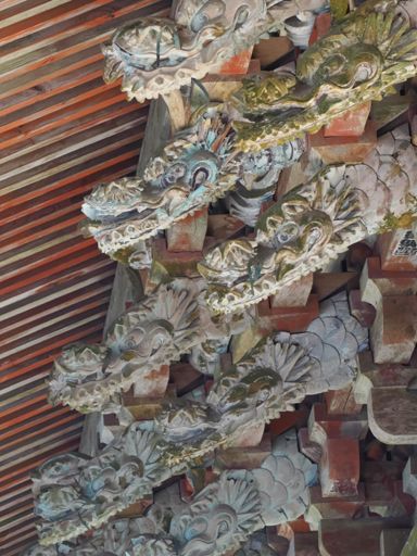 軒下には、ボラの子くらい密集した龍の大群が😆