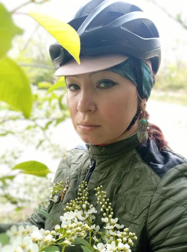 Хотела с форзицией сфоткаться красиво как в прошлом году, а она никакущая