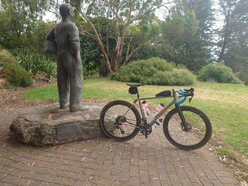 Apparently moving to this fork has given me the ability to fit 700ml under the downtube with 700c tyres, didn't cause any issues but the clearance gives me the heebie-jeebies.