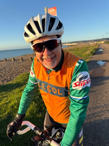 Whilst taking a photo of the sunrise on the seafront, I came across the travelling glove 🧤 salesman- Tiny Tim! His kit was basic the flag of Ireland!🇮🇪! 😂😂😂