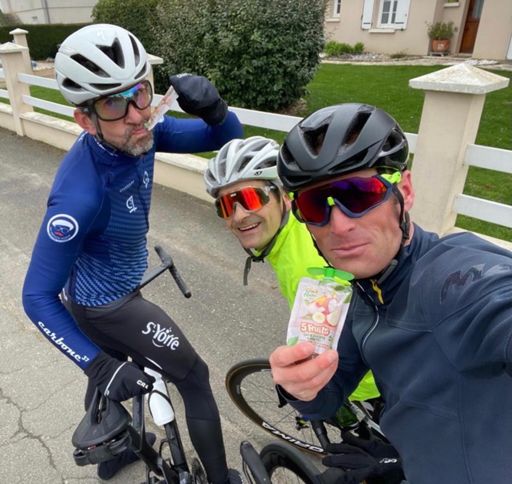 Ça va nous faire croire que ça tourne à la Pom pote...