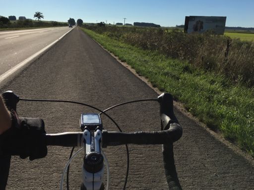 Acostamento áspero.