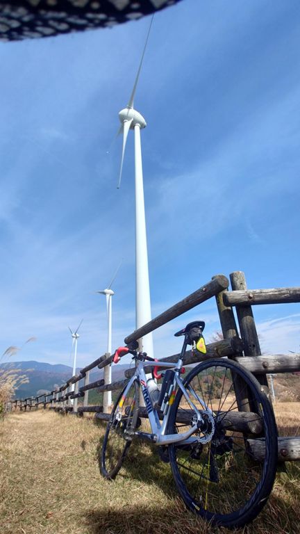 いつもの事ながら登りでは止まらないと写真撮らないので、いきなり風の森の風力発電😁