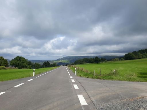 Kurz vor Gersfeld, Wasserkuppe zur Rechten