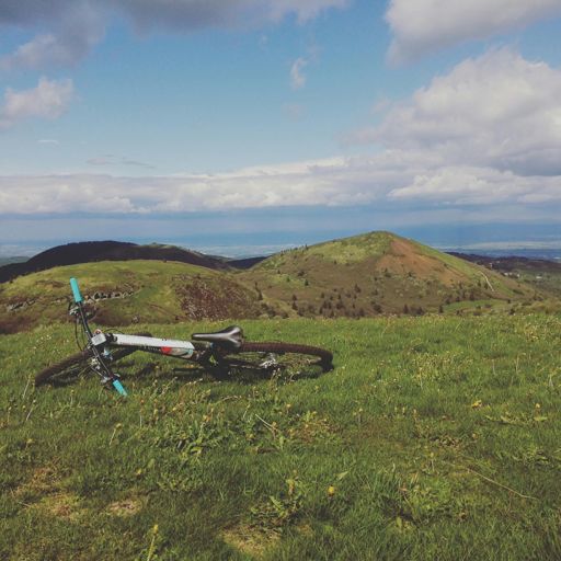 Belle vue sur les grottes du Cliersou et la Pariou depuis le Grand Suchet